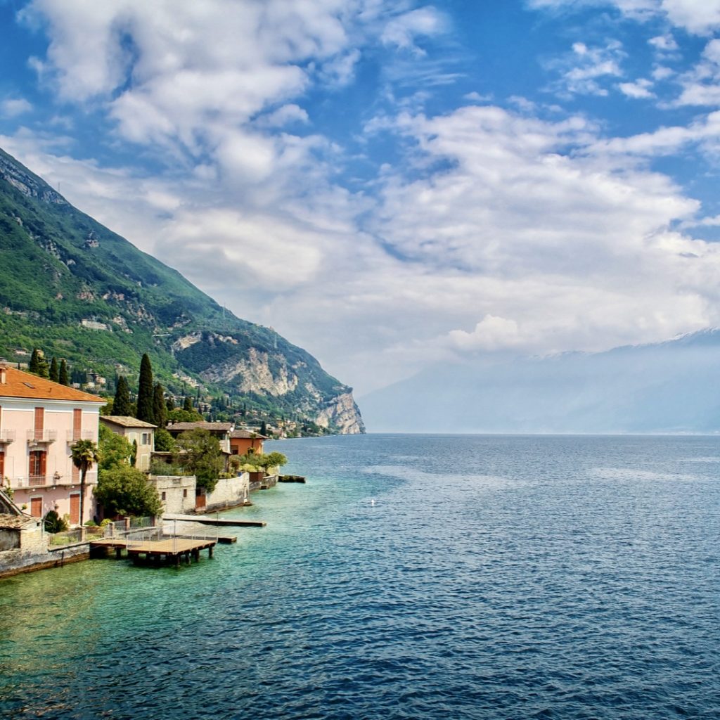 Le plus grand des lacs italiens et ses eaux turquoises